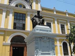 Monumento a Andrés Bello, frenta a la Casa Central de la Universidad de Santiago de Chile.