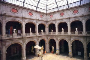 Patio principal de la Academia de San Carlos, fundada en 1781. Fue la primera escuela de arte en el continente y Desde su creación ha sido el centro medular de la creación artística en América, particularmente durante los siglos XVIII y XIX, al constituirse como el semillero de grandes talentos en el mundo del arte.