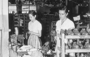 Mujeres en una fábrica, hacia 1940. Estados Unidos practicó una esterilización masiva de mujeres puertorriqueñas y promovió la emigración fuer ade la isla, para reducir su población.