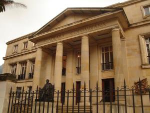 Vista de la Academia Colombiana, la más antigua de todas las academias americanas de la lengua española. Frente a la entrada se encuentra al monumento al eminente escritor, humanista y político Miguel Antonio Caro.