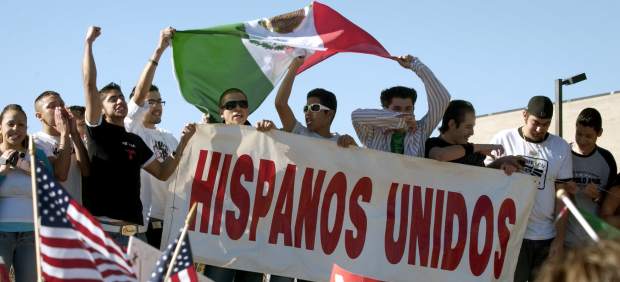Hispanos en una marcha contra la reforma migratoria promivida en 2006 en Estados Unidos.
