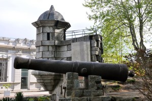 Garita y cañón en San Carlos de Maldonado. Aunque hubo antecedentes de resistencia popular en Cartagena de Indias y La Habana, la batalla de San Carlos es la primera de la era napoleónica en que se organizan milicias ciudadanas en Hispanoamérica con un claro sentido de patriotismo. Estas milicias populares eran el “brazo armado” de los Cabildos, una especie de embrión de ejército nacional.  La victoria de las milicias ciudadanas de San Carlos y su posterior contraofensiva sobre San Fernando de Maldonado contra los ingleses es un hecho del año 1806, por tanto es anterior a la movilización patriótica de 1808 en España peninsular y así mismo anterior a la Reconquista de Montevideo y Buenos Aires.